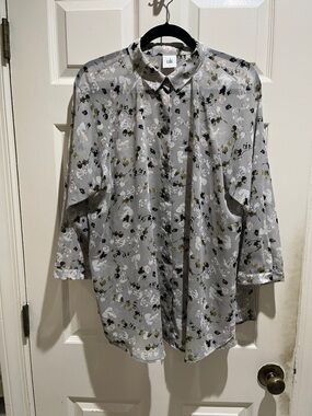 CAbi Men's Light Gray Floral Button-Down Shirt with Olive and Black Accents